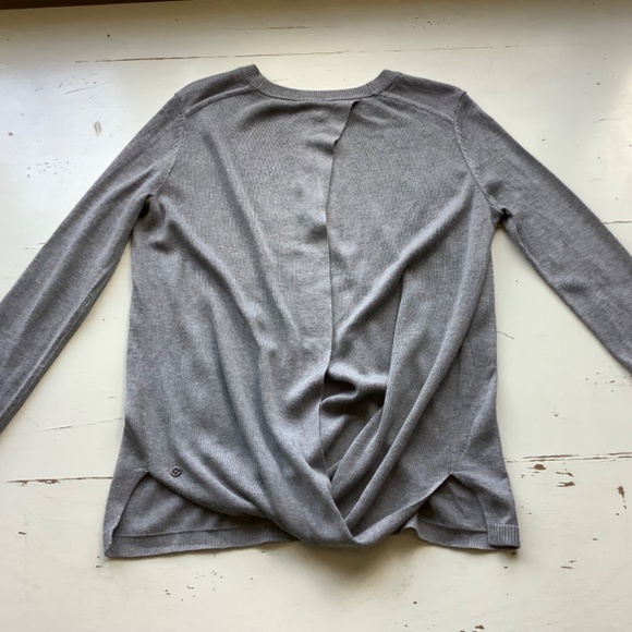 Lululemon Gray Long Sleeve Bring it Back Bend Sweater w/ Thumb Holes 6 8 ? - Picture 7 of 11